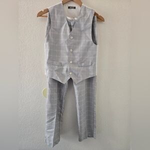 Van Heusen Boys Size 12 Grey 2-piece Suit With White Accents
